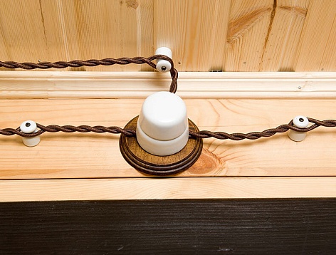 Открытая электропроводка на изоляторах или фарфоровых роликах